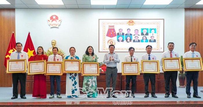  Phó Chủ tịch UBND tỉnh Cà Mau Lê Văn Sử trao Huân chương Lao động hạng Ba của Chủ tịch nước cho các cá nhân có thành tích xuất sắc trong công tác, góp phần vào sự nghiệp xây dựng chủ nghĩa xã hội và bảo vệ Tổ quốc.