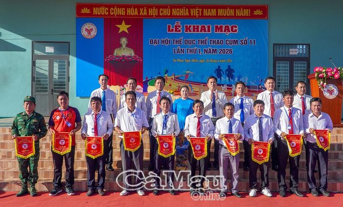 Phó Giám đốc Trung tâm Huấn luyện và Thi đấu tỉnh Cà Mau Trần Thanh Tú cùng đồng chí Nguyễn Trúc Ly, Bí thư Đảng ủy, Chủ tịch HĐND Xã Phan Ngọc Hiển trao cờ lưu niệm cho các đoàn tham gia Đại hội TDTT.