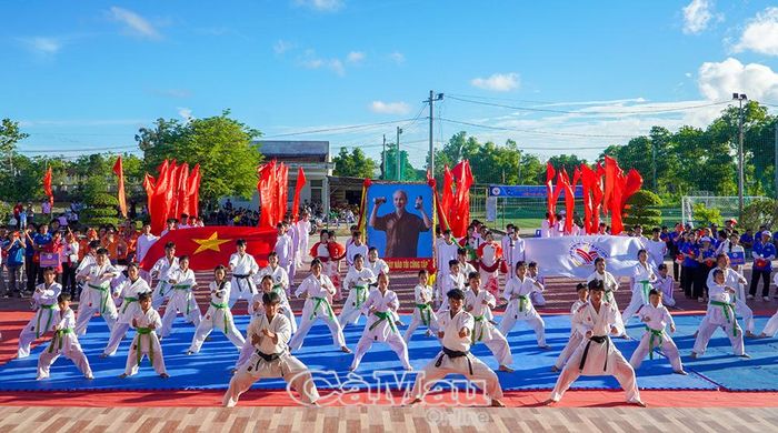 Tiết mục biểu diễn võ thuật tạo không khí sôi nổi tại lễ khai mạc đại hội.