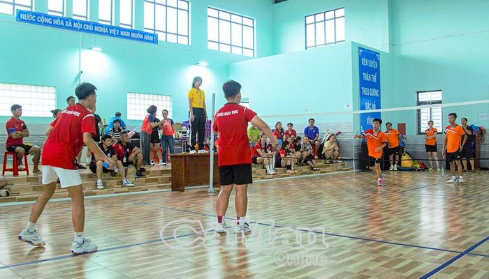 Các vận động viên tham gia thi đấu môn cầu lông.