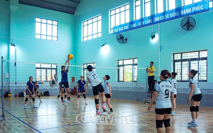 Các vận động viên tham gia thi đấu môn bóng chuyền hơi nữ.