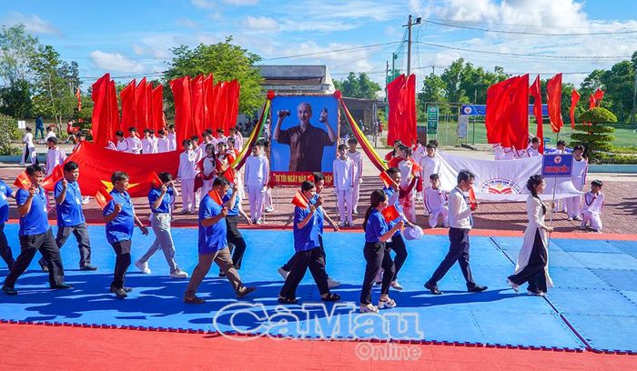 Các khối diễu hành tại lễ khai mạc.