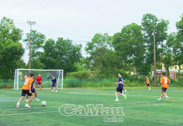 Các vận động viên tranh tài môn bóng đá.