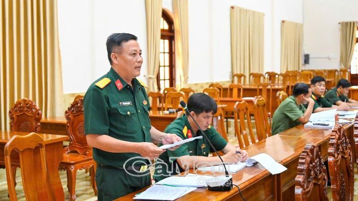  Thượng tá Trần Hoàng Hưởng, Trưởng Ban Tác huấn, Phòng Tham mưu, Bộ CHQS tỉnh thông qua dự thảo kế hoạch và chương trình tập huấn diễn tập tác chiến xã, phường trong khu vực phòng thủ năm 2026.