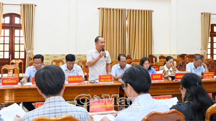Đồng chí Lâm Vũ Hoàng, Phó Trưởng ban Dân tộc, Tuyên giáo và Tuyên truyền, Ủy ban MTTQ Việt Nam tỉnh Cà Mau đóng góp ý kiến vào hệ thống văn kiện diễn tập.