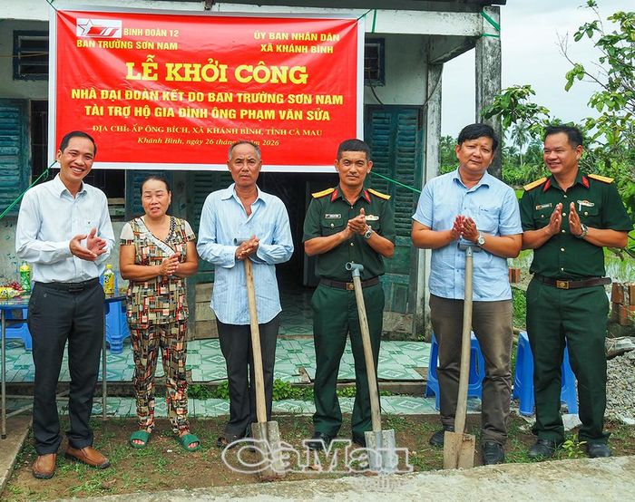  Lễ khởi công nhà hộ ông Phạm Văn Sữa, ấp Ông Bích, xã Khánh Bình, thân nhân đang thờ cúng Mẹ Việt Nam Anh hùng Ngô Thị Lưu cùng hai liệt sĩ Phạm Văn Thanh và Phạm Văn Chiến.