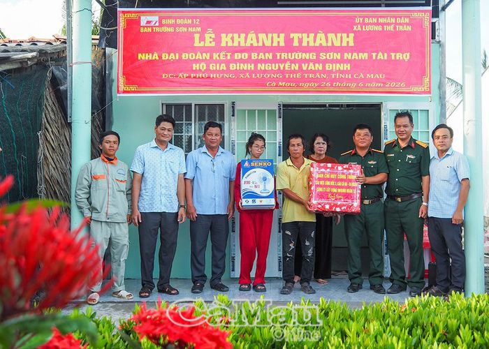 Đại diện Ban chỉ huy công trình Cầu vượt Sông Đốc 2 (Cầu Cô 3 - Ba Ngàn) Công ty xây dựng 99/Binh đoàn 12 tặng phần quà đến gia đình anh Nguyễn Văn Định.