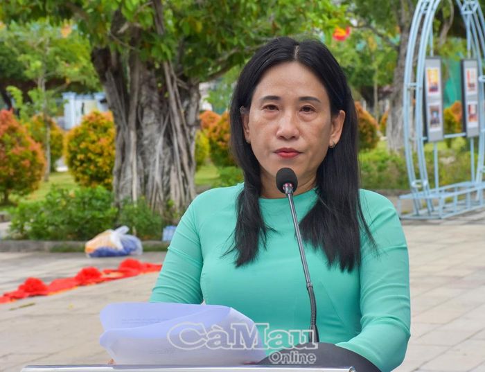 Bà Ngô Thanh Nhã, Phó Chủ tịch Liên hiệp các Hội Văn học - Nghệ thuật tỉnh Cà Mau, phát biểu khai mạc triển lãm.