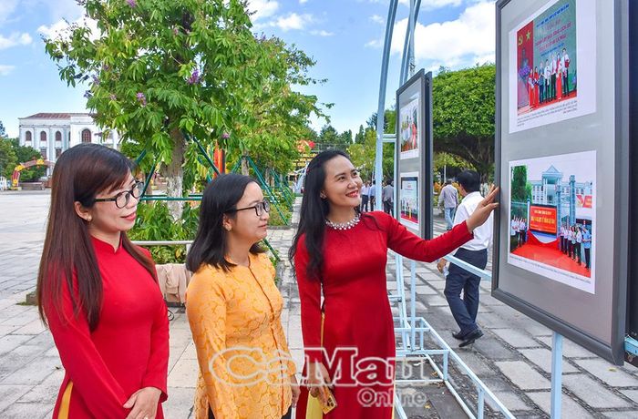 Các đại biểu tham quan, chiêm ngưỡng hình ảnh trưng bày tại triển lãm. 