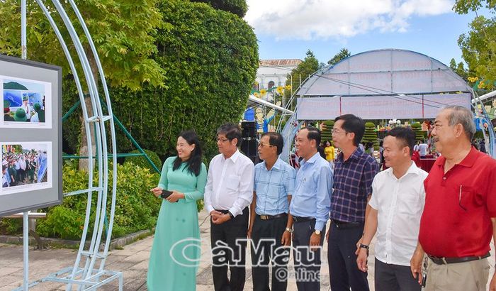 Đại biểu tham quan triển lãm.