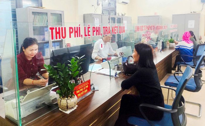 Người dân được hướng dẫn các thủ tục hành chính tại bộ phận một cửa phường Nghĩa Lộ, tỉnh Lào Cai. Ảnh ST