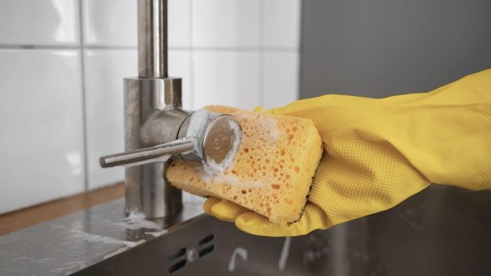 Sau khi dùng xong, bạn nên giặt sạch miếng rửa bát để hạn chế vi khuẩn phát triển. Ảnh minh họa
