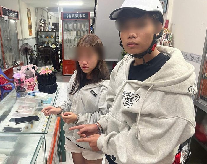  Đối tượng Kiệt và H. tại cửa hàng điện thoại. Ảnh: Công an Tây Ninh.