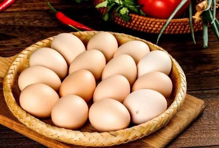 Hạn chế dùng thực phẩm giàu tannin gần thời điểm ăn trứng.