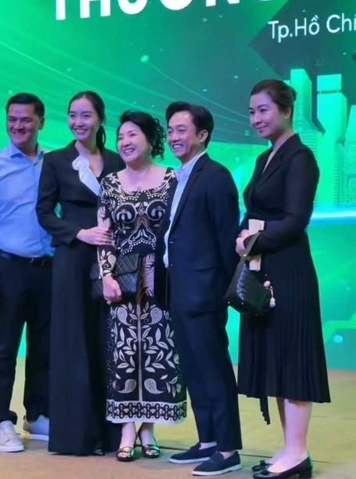 Gia đình Cường đô la trong một sự kiện. Ảnh Ngôi sao.