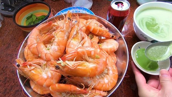 Tôm tươi thì luộc hay chiên đều hấp dẫn. Ảnh minh họa.