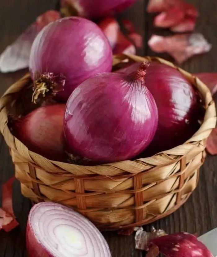 Môi trường có độ ẩm cao trong tủ lạnh dễ khiến hành, tỏi mềm nhũn, nảy mầm hoặc phát sinh nấm mốc. Ảnh minh họa.