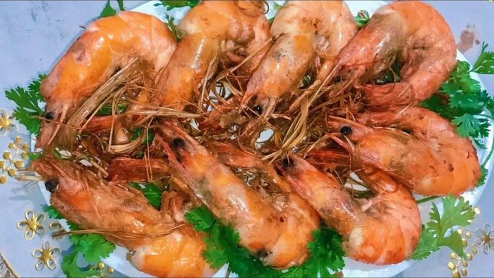 Những người bị viêm da, dị ứng, nổi mề đay hoặc các bệnh da liễu khác cần cẩn trọng khi ăn tôm. Ảnh minh họa.