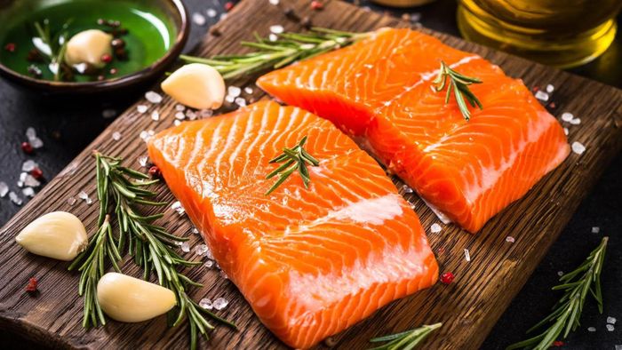 Cá hồi chứa hàm lượng omega-3 dồi dào giúp giảm viêm, hỗ trợ phục hồi da