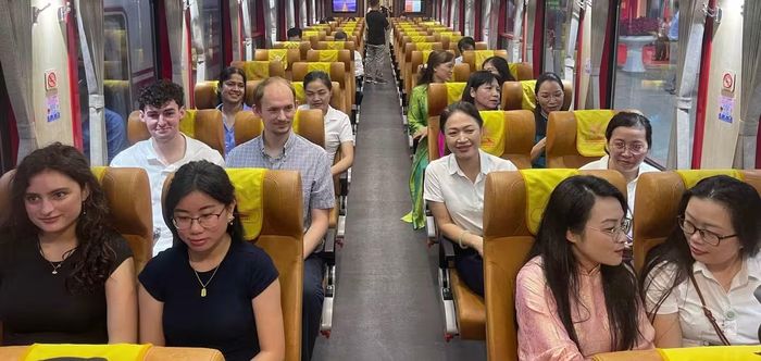 Chuyên gia nước ngoài và nhân viên y tế đầu tiênlên chuyến tàu đặc biệt sáng sớm ngày 26/6. (Ảnh: Hà Minh/ TPO)
