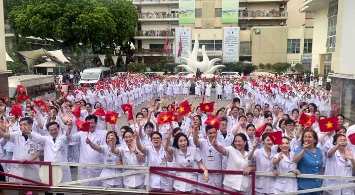 Bác sĩ, nhân viên y tế cơ sở 1 tại Hà Nội chào mừng đoàn tàu đặc biệt chở các đồng nghiệp đi làm việc tại cơ sở 2 (Ninh Bình). (Ảnh: Hà Minh/ TPO)