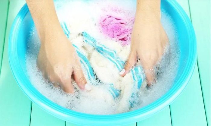 Nên ngâm quần áo trong nước sạch khoảng 15 - 30 phút trước khi giặt
