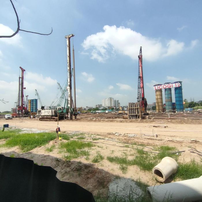 Khảo sát thực tế tại ngày 3/6/2026, phần lớn diện tích dự án vẫn đang trong quá trình thi công hạ tầng kỹ thuật, một số khu vực mới triển khai móng và cọc công trình.
