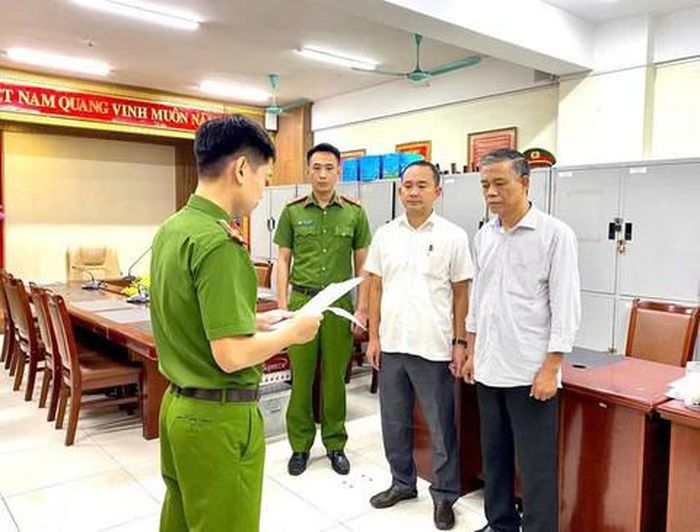 Lãnh đạo Trung tâm Quan trắc Tài nguyên và Môi trường tỉnh Quảng Ninh nghe đọc lệnh bắt tạm giam về hành vi "Lợi dụng chức vụ, quyền hạn trong khi thi hành công vụ”