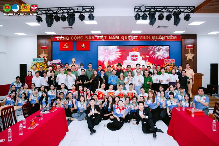 Nghệ sĩ, KOLs và các khách mời tham dự chụp hình lưu niệm tại buổi tọa đàm