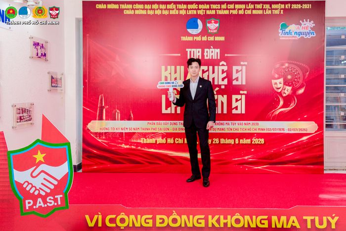 Khách mời và nghệ nghĩ chụp ảnh lưu niệm tại buổi tọa đàm