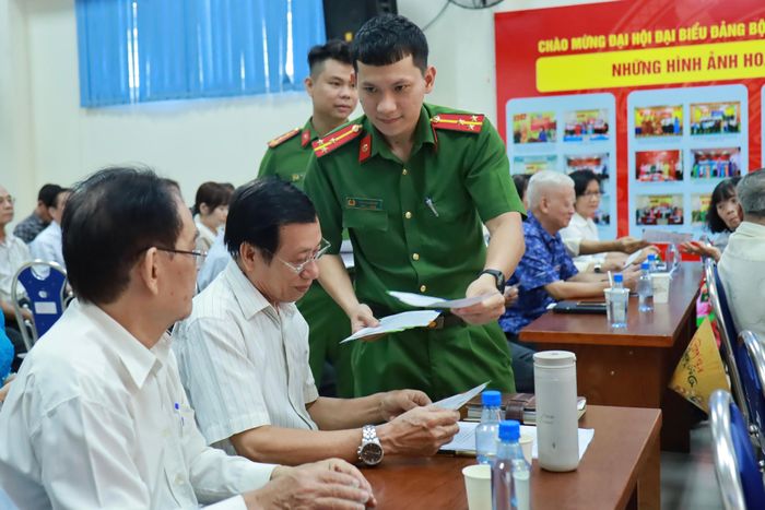 Phát cẩm nang hướng dẫn người dân nhận diện và xử lý tình huống khi phát hiện nơi cư trú có dấu hiệu nghi vấn liên quan đến ma túy 