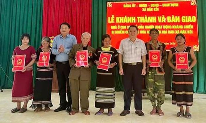 Người dân vui mừng khi được xã trao nhà mới.
