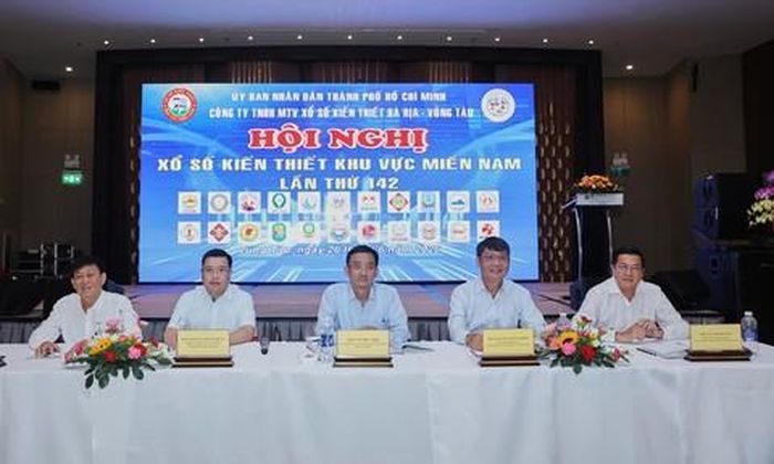 Các đồng chí chủ trì hội nghị