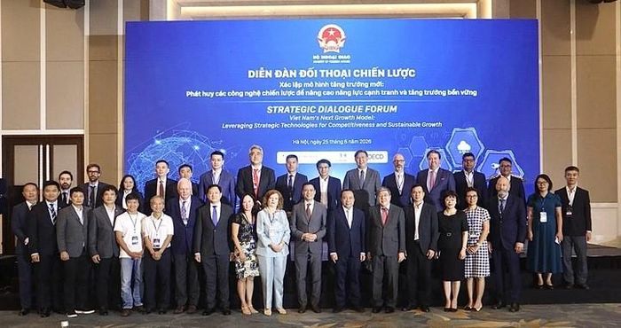 Các đại biểu chụp ảnh lưu niệm tại Diễn đàn.