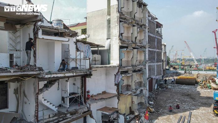 Những căn nhà trên phố Vạn Kiếp bị phá dỡ để phục vụ dự án cầu Trần Hưng Đạo. (Ảnh: Minh Quang)