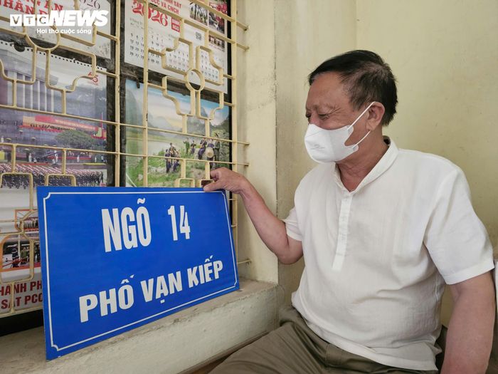 Khi nhiều ngôi nhà đã được tháo dỡ, tấm biển "Ngõ 14 Vạn Kiếp" trở thành một trong những dấu tích ít ỏi còn được ông Cường và người dân lưu giữ.