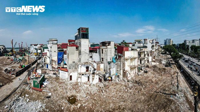 Dãy nhà dọc phố Vạn Kiếp đang dần nhường chỗ cho công trình cầu Trần Hưng Đạo. (Ảnh: Minh Quang)