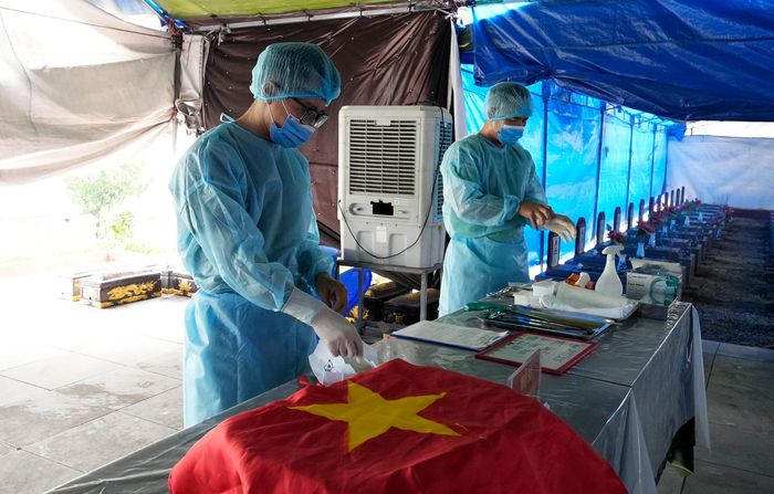 Cán bộ kỹ thuật với đồ bảo hộ được chuẩn bị kỹ lưỡng trước khi thực hiện quy trình lấy mẫu hài cốt liệt sĩ. (Ảnh: T.L) 