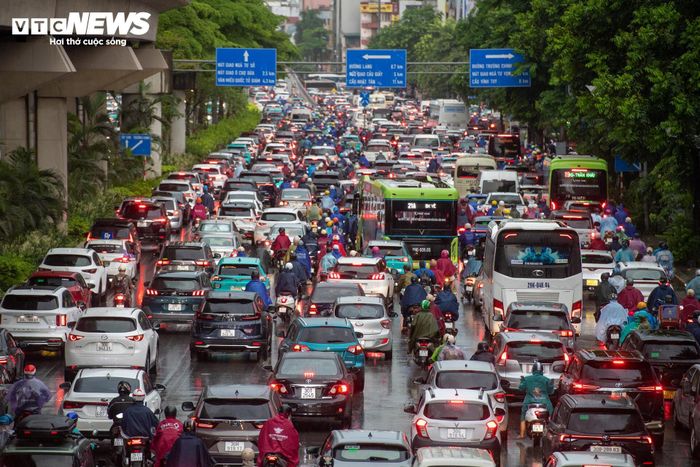 Sang các ngày 1-2/7, nắng nóng có khả năng quay trở lại nhưng cường độ không gay gắt như đợt vừa qua, nhiệt độ cao nhất khoảng 35-36°C. Đến ngày 3-4/7, Hà Nội được dự báo tiếp tục xuất hiện mưa rào và dông, nền nhiệt giảm xuống khoảng 33°C.