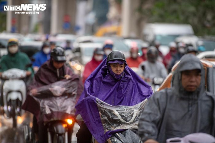 "Tôi đi làm đúng lúc mưa lớn nên mất nhiều thời gian hơn mọi ngày. Đường đông, xe nhích từng chút một, nhiều người phải đi lên vỉa hè mới có thể di chuyển. Sau mấy ngày nắng nóng gay gắt, cơn mưa này giúp không khí mát mẻ hơn hẳn", anh Hoàng Nam (trú phường Thanh Xuân) cho biết.