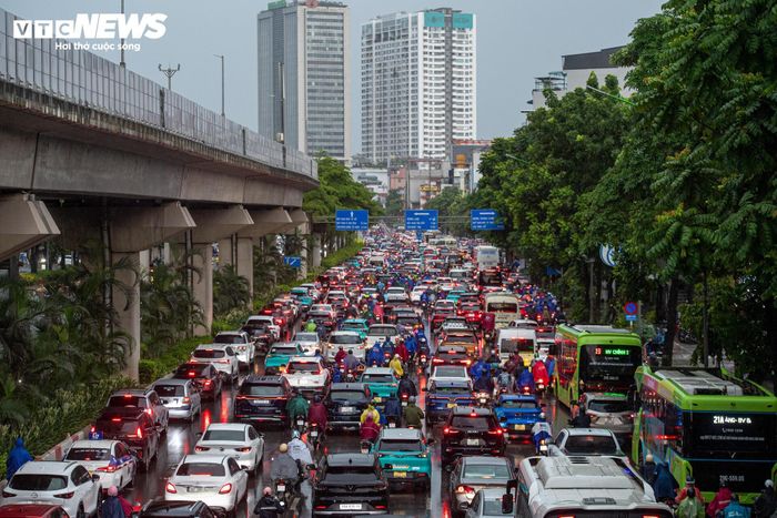 Ghi nhận của PV Báo Điện tử VTC News tại đường Nguyễn Trãi (phường Thanh Xuân), từ khoảng 7h, dòng ô tô, xe máy nối dài hàng trăm mét, di chuyển chậm. 