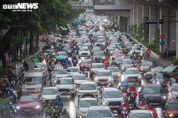 Mưa lớn trùng với thời điểm lượng xe tăng cao, khiến nhiều tuyến đường nhanh chóng ùn tắc.