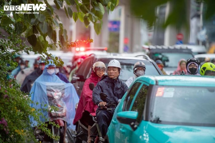 Tại nhiều điểm giao cắt và lối rẽ, xe máy len lỏi tìm khoảng trống để nhập làn, khiến giao thông khu vực càng trở nên lộn xộn.