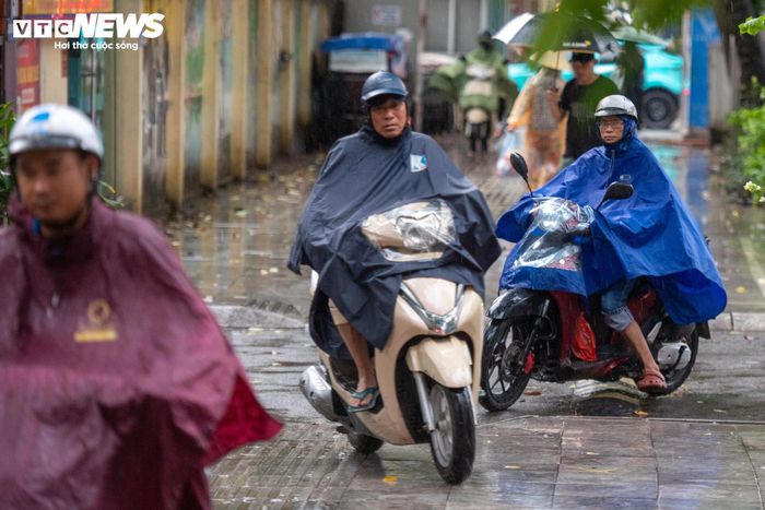 Trong khi đó, người đi bộ phải liên tục né tránh dòng xe từ các ngõ nhỏ đổ ra đường Nguyễn Trãi. 