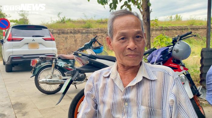 Là người sinh ra, lớn lên tại đường Tôn Thất Thiệp (phường Phú Xuân, TP Huế), ông Nguyễn Ngọc Phú (67 tuổi) cho hay: "Năm 1968, khi đó chỉ mới 8-9 tuổi, tôi cũng chứng kiến việc chôn cất các chiến sĩ tại vị trí hố bom đó. Vì cha tôi cũng là liệt sĩ hy sinh chưa tìm thấy thi thể, nên khi nghe tin, tôi vội chạy đến xem với niềm hy vọng mong manh, biết đâu có thể tìm thấy cha mình..."