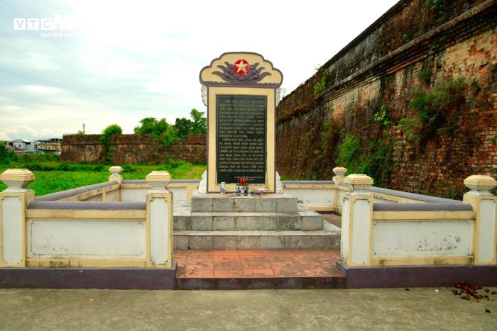Phía bên ngoài khu vực cửa Chánh Tây hiện có một bia tưởng niệm, do Bảo tàng Lịch sử TP Huế dựng vào năm 2008. 