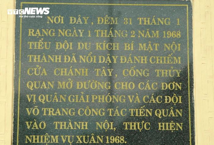 Nội dung bia tưởng niệm viết: "Nơi đây, đêm 31 tháng 1 rạng ngày 1 tháng 2 năm 1968, tiểu đội du kích bí mật nội thành nổi dậy đánh chiếm cửa Chánh Tây, cổng thủy quan mở đường cho các đơn vị quân giải phóng và các đội vũ trang công tác tiến quân vào thành nội, thực hiện nhiệm vụ Xuân 1968. Chính nơi đây, cũng diễn ra hàng trăm trận đánh đẩy lùi quân địch phản kích hòng chiếm lại cửa Chánh Tây, bảo vệ các hoạt động của ta 26 ngày đêm bảo đảm cho toàn bộ lực lượng ở thành nội rút ra ngoài thành phố an toàn, tiếp tục chiến đấu đánh địch phản kích".