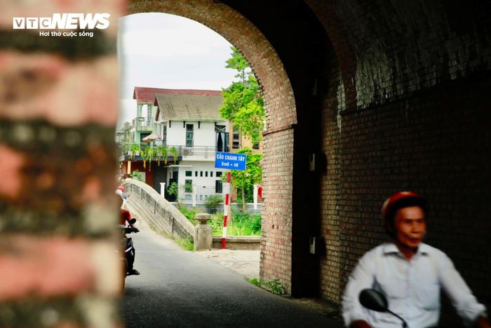 Bất ngờ, người chủ quán cà phê mà ông Lượt trò chuyện cũng từng là cảnh sát dã chiến của Việt Nam Cộng hòa và cũng trực tiếp tham gia dọn dẹp chiến trường và cùng thực hiện chôn cất khoảng 15 liệt sĩ tại chính khu vực hố bom cách cửa Chánh Tây 5-7 mét.
