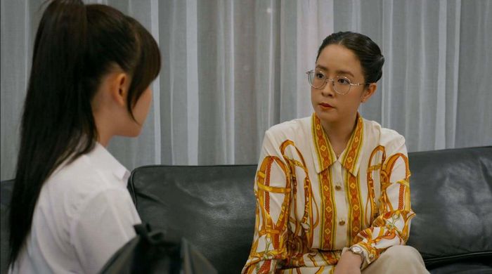 Là người giỏi giang, quyền lực, song nhân vật Nhung luôn áp đặt con gái phải học thật giỏi, thường so sánh con của mình với "con người ta". Điều này khiến cho con gái chịu nhiều áp lực, dẫn đến nhiều cuộc đấu khẩu căng thẳng giữa hai mẹ con.