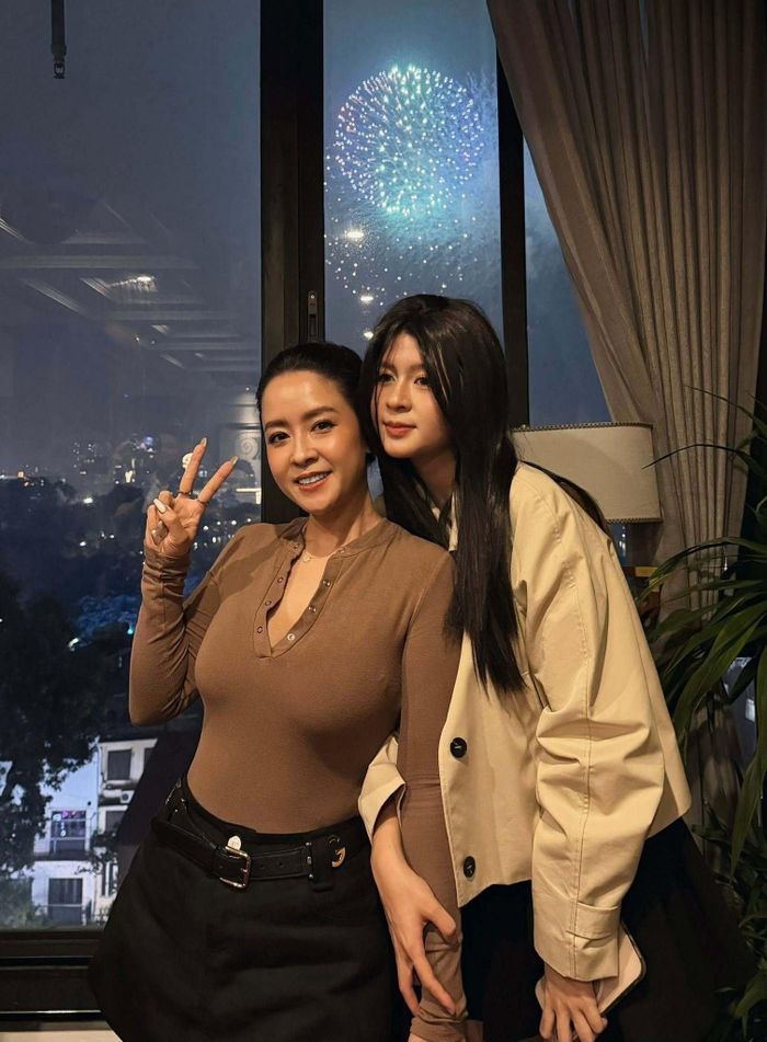 Ít ai biết, ngoài đời Thùy Dương cũng có con gái lớn cũng trạc tuổi như nhân vật trong phim. Tuy nhiên nữ diễn viên thừa nhận bản thân là người mẹ nghiêm khắc nhưng cũng khá gần gũi và chiều con. 
